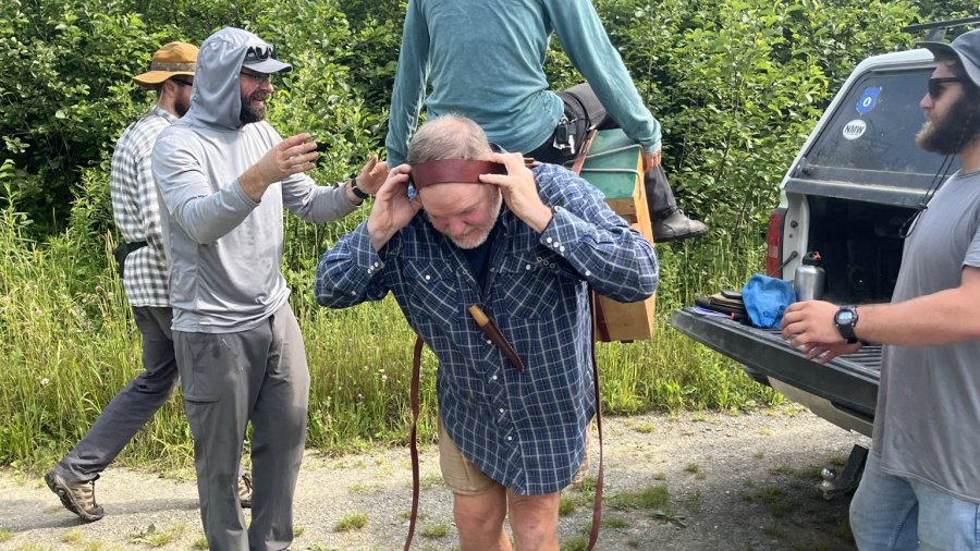 Carrying a wanningan and passenger with a tumpline